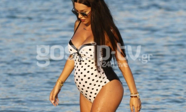 Βουτιές στην Βουλιαγμένη στον 7ο μήνα της εγκυμοσύνης της