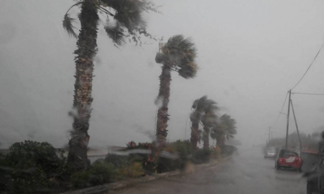 Μπόρα «σάρωσε» τη Μυτιλήνη (Photos)