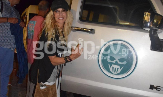 Άννα Βίσση: Φωτογραφίες από την άφιξή της στη Μύκονο