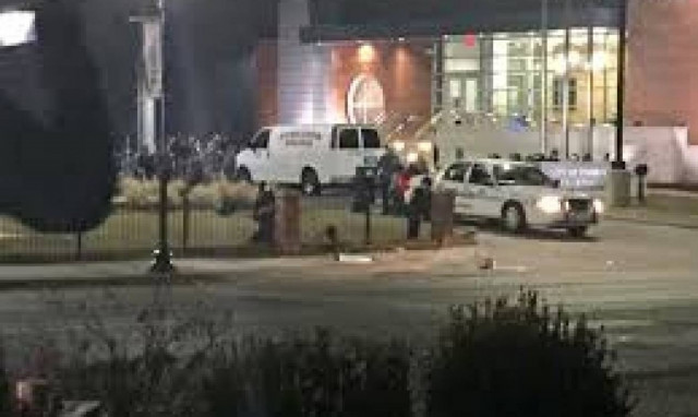 Φέργκιουσον: Πυροβολισμοί κατά την πορεία στη μνήμη του Μάικλ Μπράουν