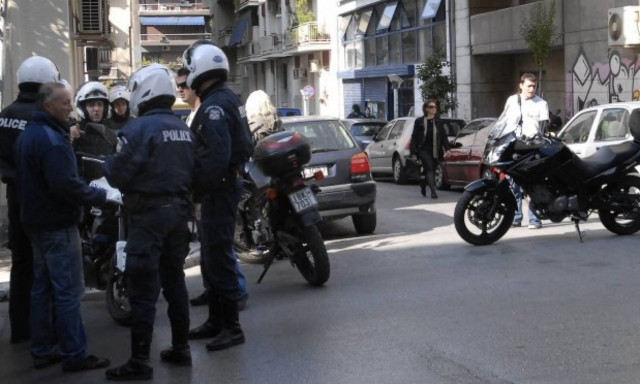 Ένοπλος πήρε ομήρους υπαλλήλους σε σούπερ μάρκετ στου Ζωγράφου