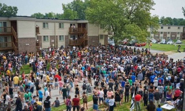 ΗΠΑ: Πυροβολισμοί κατά την πορεία στη μνήμη του Μάικλ Μπράουν