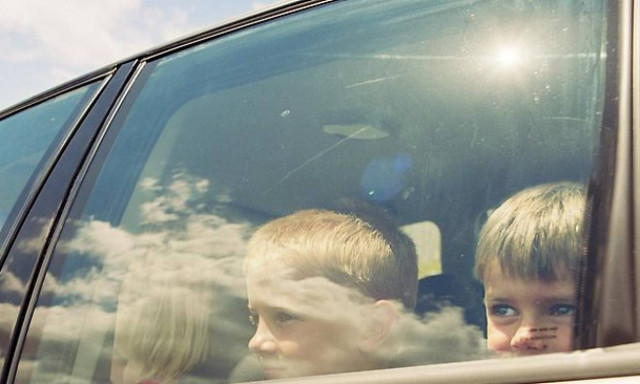 Ξέχασαν την 3χρονη κόρη τους στο δρόμο και το άκουσαν στο ραδιόφωνο