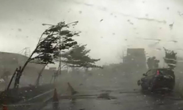 Αυτοκίνητο συναντά τυφώνα - Πόσο πιο τρομακτικό; (video)