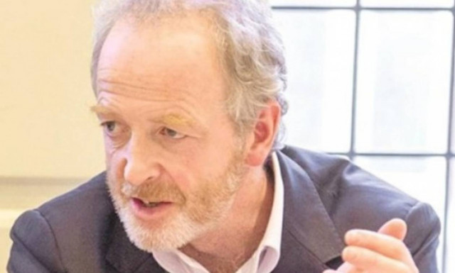 Συμφωνία - Xιούγκο Ντίξον: Αμφίβολο το  3,5% πλεόνασμα το 2018