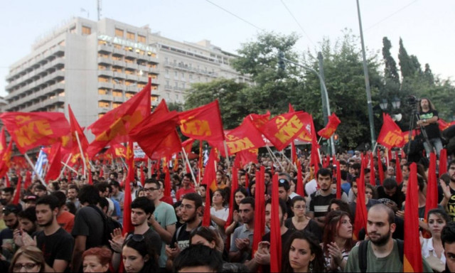 Συμφωνία: ΚΚΕ – Η κυβέρνηση προσπαθεί να «χρυσώσει» το χάπι του νέου μνημονίου