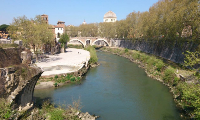 Ένα κομμένο πόδι και το μήνυμα που έφερε πάνω του έχουν αναστατώσει τη Ρώμη