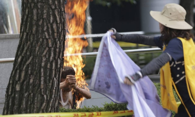 80χρονος αυτοπυρπολήθηκε στην Κορέα για να ζητήσει συγγνώμη η Ιαπωνία για τις σκλάβες του σεξ