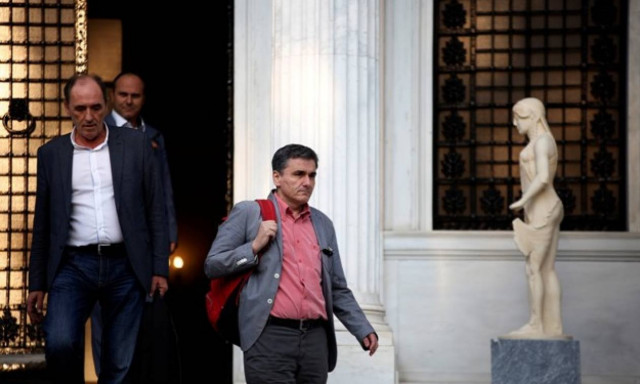 Τσακαλώτος και Σταθάκης ενημέρωσαν βουλευτές του ΣΥΡΙΖΑ για το περιεχόμενο της συμφωνίας