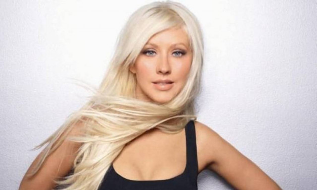 «Σκοτώνει» η topless Αγκιλέρα! (photo)