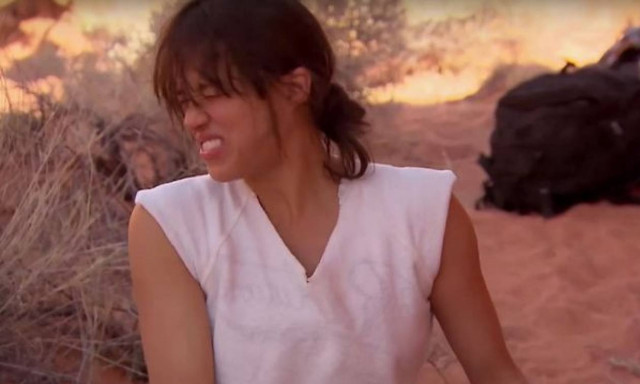 Αηδιαστικό: Ηθοποιός τρώει ποντίκι βρασμένο… στα ούρα της (video)