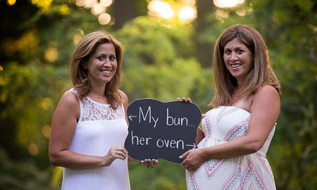 Γέννησε το παιδί της δίδυμης αδελφής της