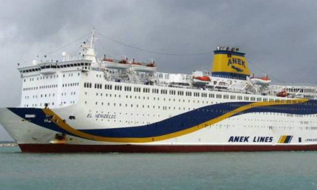 Έξω από το λιμάνι της Κω το πλοίο Ελ. Βενιζέλος που θα φιλοξενήσει τους μετανάστες
