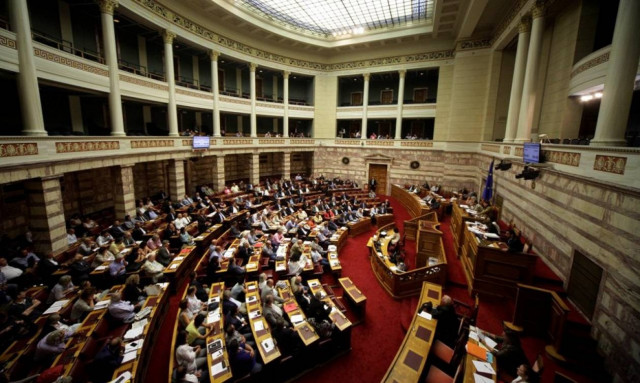Ύπνε που παίρνεις τα παιδιά (και) της Βουλής! (photos)