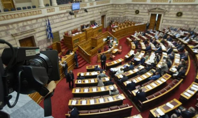 Σε ζωντανή σύνδεση βρετανικά ΜΜΕ για την ψηφοφορία στην ελληνική βουλή