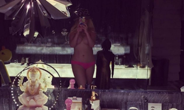 Την αναγνωρίζετε; Ποζάρει τόπλες για τους φίλους της!