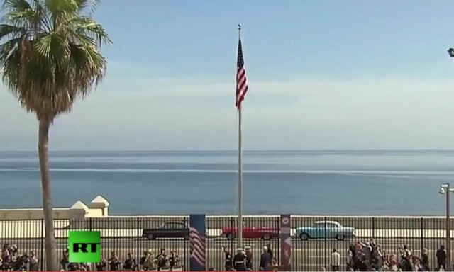 Η αστερόεσσα κυματίζει ξανά στην Αβάνα (video & photos)