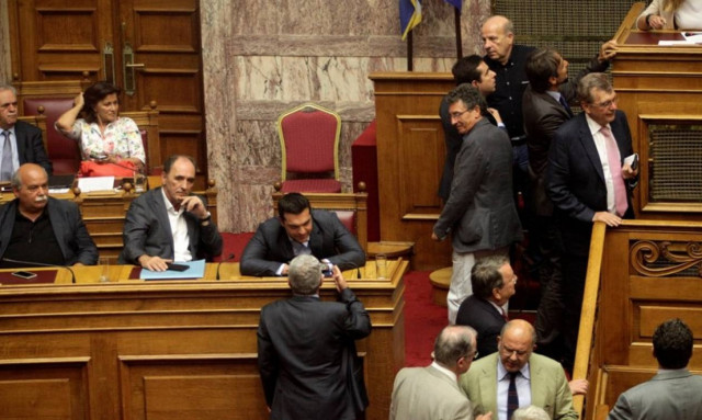 Γαλλικός Τύπος: Οι ρωγμές στον ΣΥΡΙΖΑ και ο αγώνας δρόμου του Τσίπρα