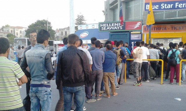Μετανάστες… παντού και στη Μυτιλήνη: 3000 περιμένουν το καράβι για Πειραιά (video)