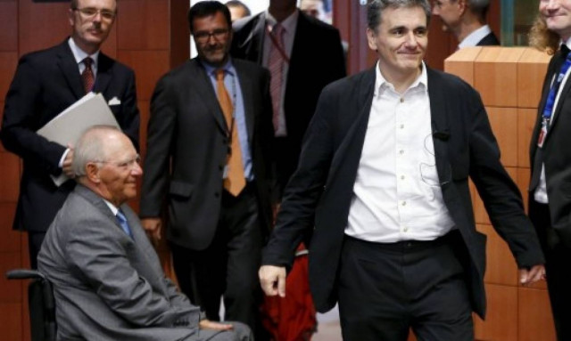 Συμφωνία: Το παρασκήνιο του Eurogroup και οι «μπηχτές» για Βαρουφάκη (video)