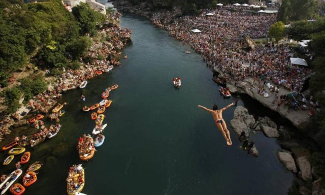 Αδρεναλίνη στο κόκκινο: Θεαματικές βουτιές από ύψος 27 μέτρων (video)