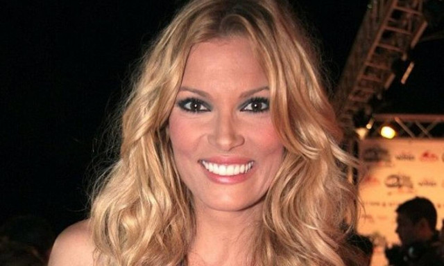 Καγιά: Ποζάρει στο φωτογραφικό φακό με μαγιό, δυόμιση μήνες μετά τη γέννα! (εικόνα)