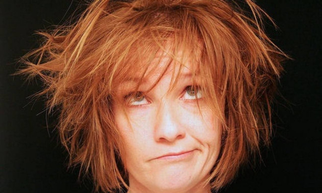 Έσπασε με βαριοπούλα το κομμωτήριο γιατί δεν της άρεσε το κούρεμα (video)