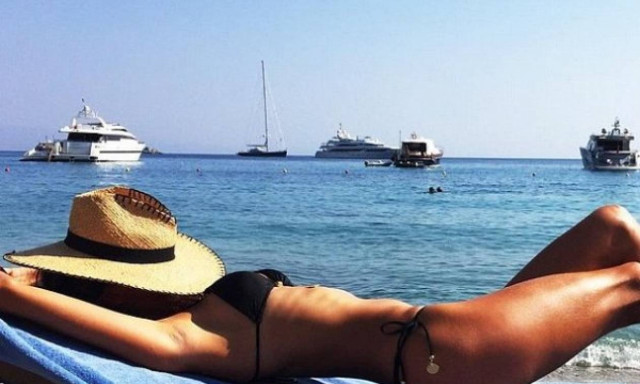 So sexy: Η σταρ περνά τις διακοπές της στη Μύκονο και μας δείχνει το καλλίγραμμο κορμί της