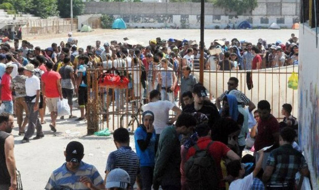 Τουλάχιστον 482 πρόσφυγες έχουν επιβιβαστεί έως τώρα στο πλοίο Ελευθέριος Βενιζέλος