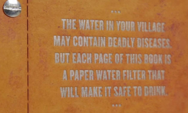Το πρώτο βιβλίο που... πίνεται στο ποτήρι