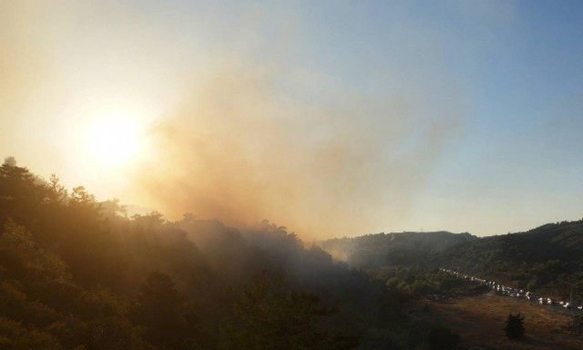 Μεγάλη φωτιά μαίνεται στο Ξυλόκαστρο