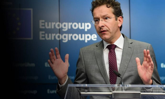 Ο Ντάισελμπλουμ παίζει μπάλα στην παραλία με κοστούμι... Και κατέχει (photos)