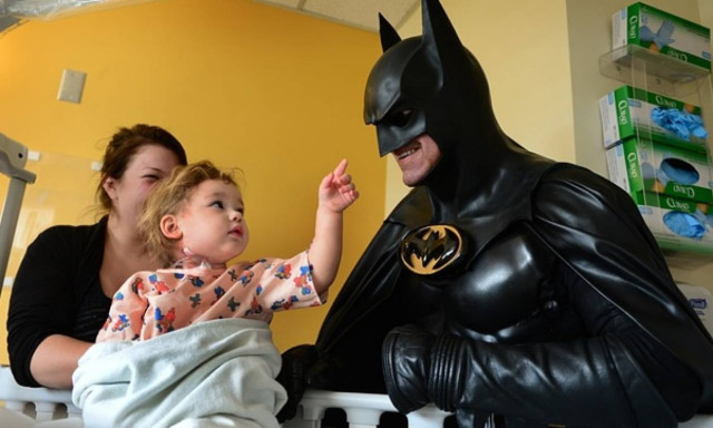 Θρήνος στις ΗΠΑ: Νεκρός σε τροχαίο ο «Μπάτμαν» (videos)