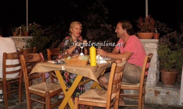 Άβαφη η Μενεγάκη έφαγε με το Ματέο σε ταβέρνα στη Σκόπελο