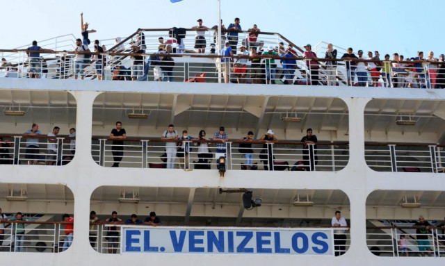Αποχωρούν μαζικά από τον Πειραιά οι πρόσφυγες