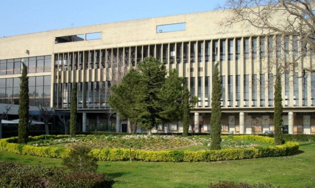 Χαροπαλεύει 40χρονη που χτυπήθηκε στο πρόσωπο μέσα στο ΑΠΘ