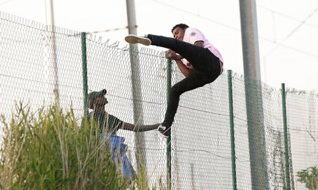 Calais crisis: British police to be deployed to target people-smuggling