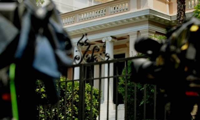 Μαξίμου: Με φανταστικά κυβερνητικά σενάρια ροκανίζει το χρόνο ο Μεϊμαράκης