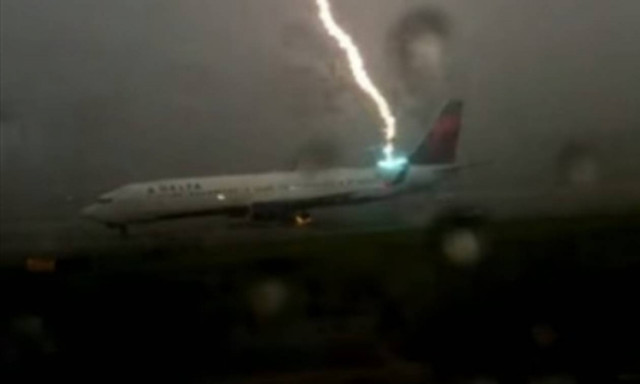 Βίντεο που κόβει την ανάσα: Κεραυνός χτυπάει αεροπλάνο ενώ έχει μέσα επιβάτες!