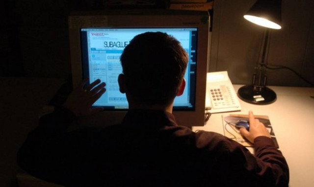 Σοκ: Ανάγκασε μια γυναίκα να έχει σεξουαλικές επαφές με σκύλο και ανέβασε τις εικόνες στο διαδίκτυο