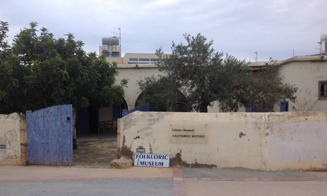 Διαφωνίες για το οδόφραγμα Δερύνειας