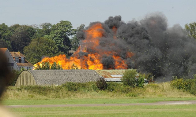 Σοκ: Μαχητικό συντρίβεται μπροστά στα έντρομα μάτια χιλιάδων ανθρώπων - 7 νεκροί (videos & pics)
