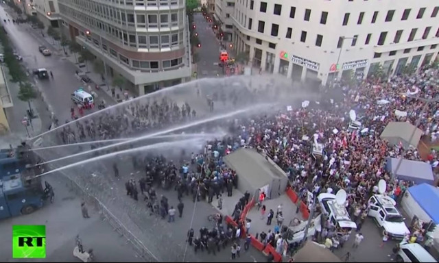 Λίβανος: Επεισοδιακές διαδηλώσεις με αφορμή τα σκουπίδια της Βηρυττού (videos)