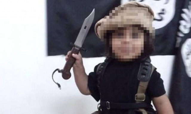 Νήπιο αποκεφαλίζει το αρκουδάκι του γιατί είναι άξιο τέκνο Μουτζαχεντίν (video)