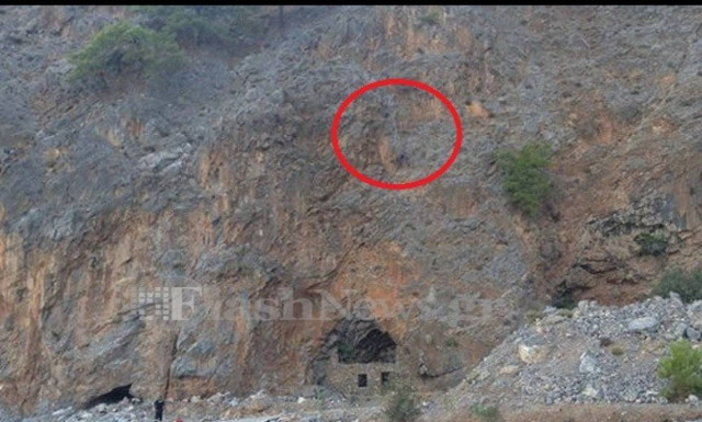 Θρίλερ στα Χανιά: Ορειβάτης κρέμεται στο κενό (Photo)