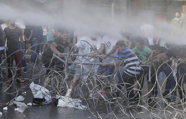 Λίβανος: Συγκρούσεις αστυνομίας-διαδηλωτών με φόντο τα σκουπίδια-Δεκάδες τραυματίες (photos&video)