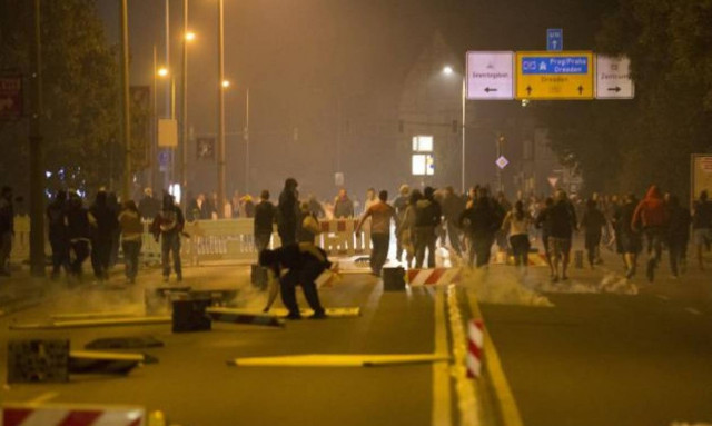 Γερμανία: Καταδικάζει η κυβέρνηση τη βία και το μίσος εναντίον των αιτούντων άσυλο