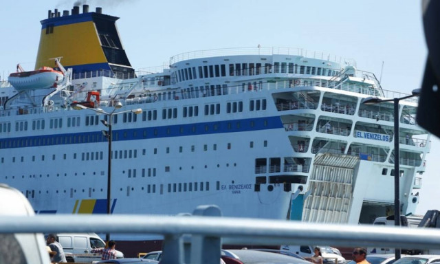 Έδεσε στον Πειραιά το πλοίο με τους 2.500 Σύρους πρόσφυγες από τη Μυτιλήνη