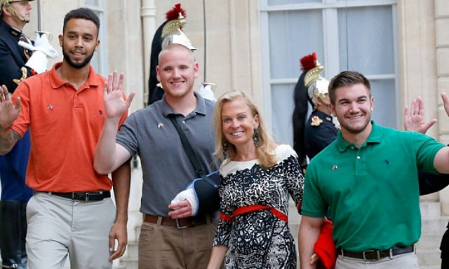 Οι «ήρωες» της αμαξοστοιχίας παρασημοφορήθηκαν από τον Ολάντ