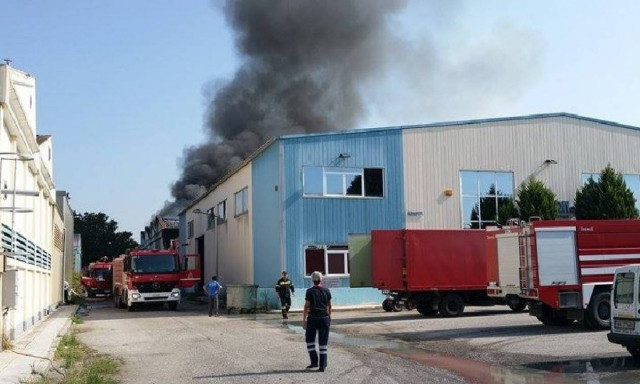 Θεσσαλονίκη: Φωτιά σε εργοστάσιο χρωμάτων (photos)